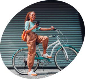 Femme qui regarde son telephone et sourit sur son velo - sans galaxie