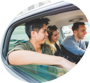 Groupe d amis dans une voiture (1)